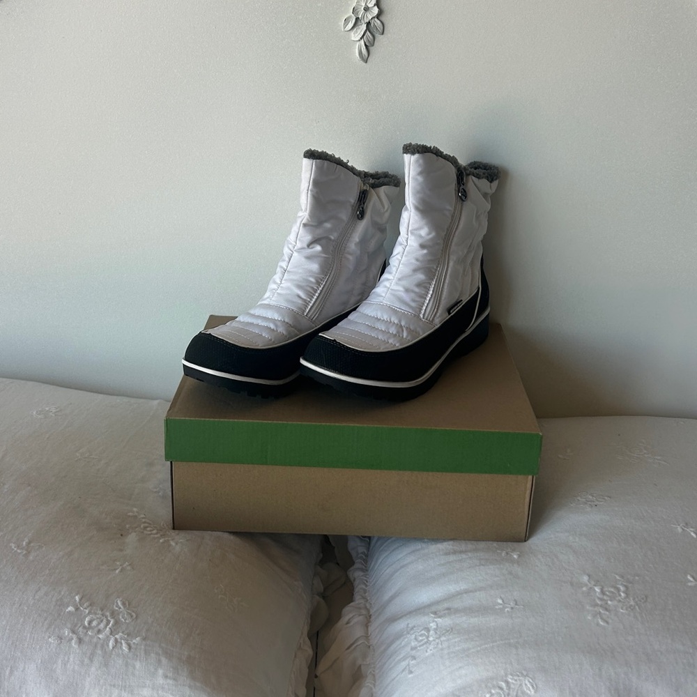 JBU White and Black Winter Boots